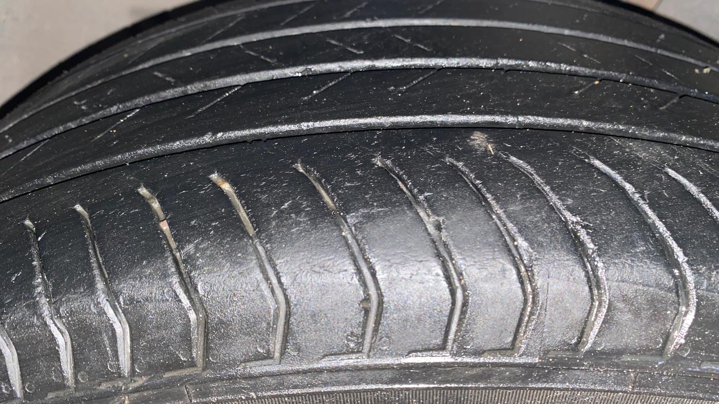 2024 Volkswagen TAIGUN GT Line 1.0L TSI AT, Petrol, Automatic, 34,097 km, Left Front Tyre Tread