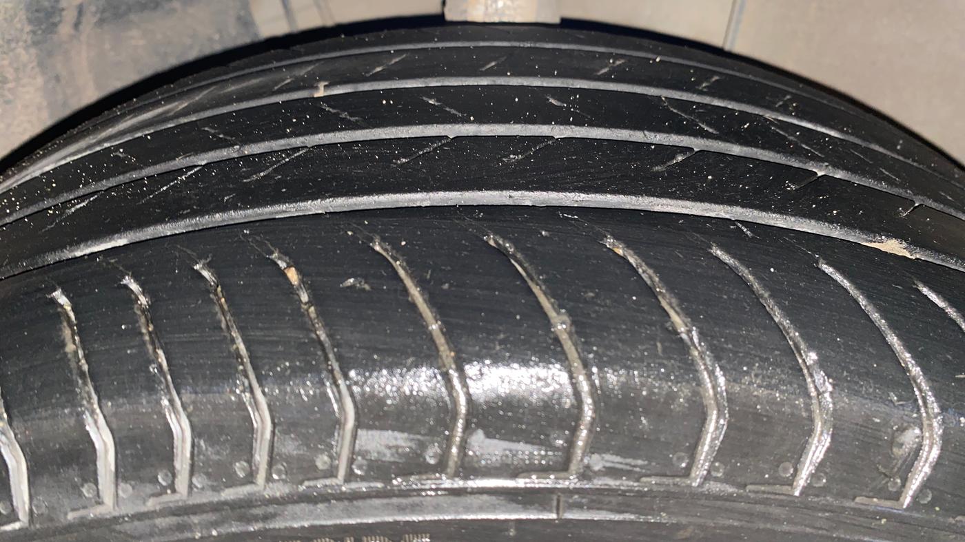 2024 Volkswagen TAIGUN GT Line 1.0L TSI AT, Petrol, Automatic, 34,097 km, Right Front Tyre Tread