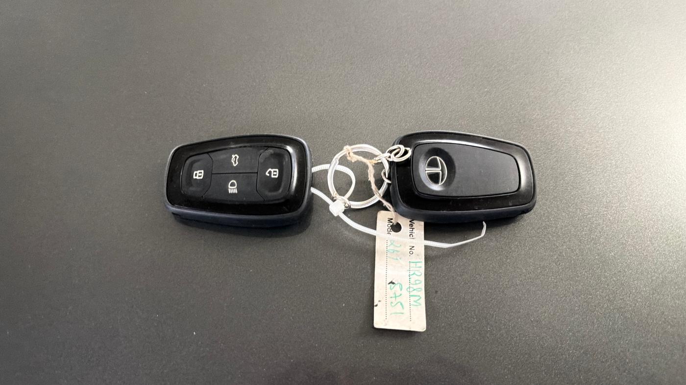 2023 Tata NEXON FEARLESS + SUNROOF DCA DUAL TONE 1.2 PETROL, Petrol, Automatic, 62,802 km, Key Close Up