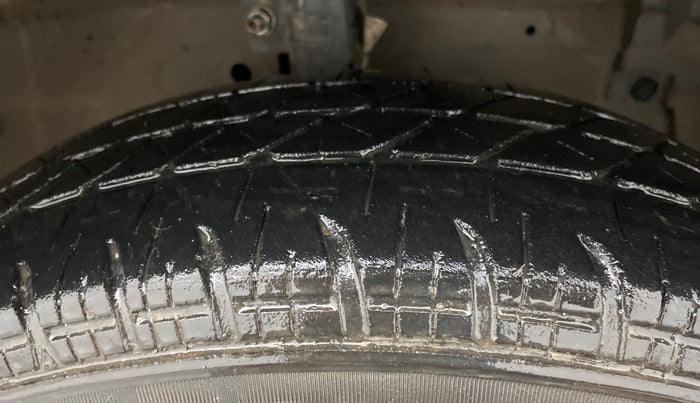 2013 Maruti Swift VDI, Diesel, Manual, 1,22,778 km, Right Front Tyre Tread