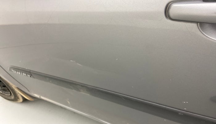 2013 Maruti Swift VDI, Diesel, Manual, 1,22,778 km, Front passenger door - Slightly dented