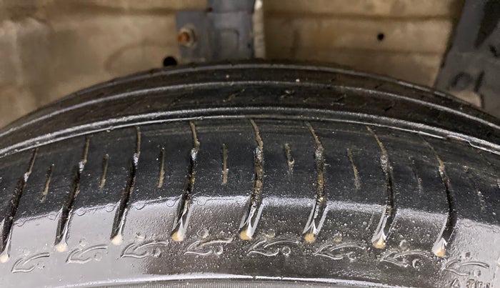 2013 Maruti Swift VDI, Diesel, Manual, 97,085 km, Right Front Tyre Tread