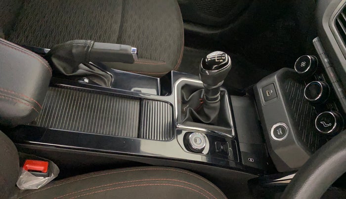 2022 Renault Kiger RXZ MT, Petrol, Manual, 36,490 km, Gear Lever