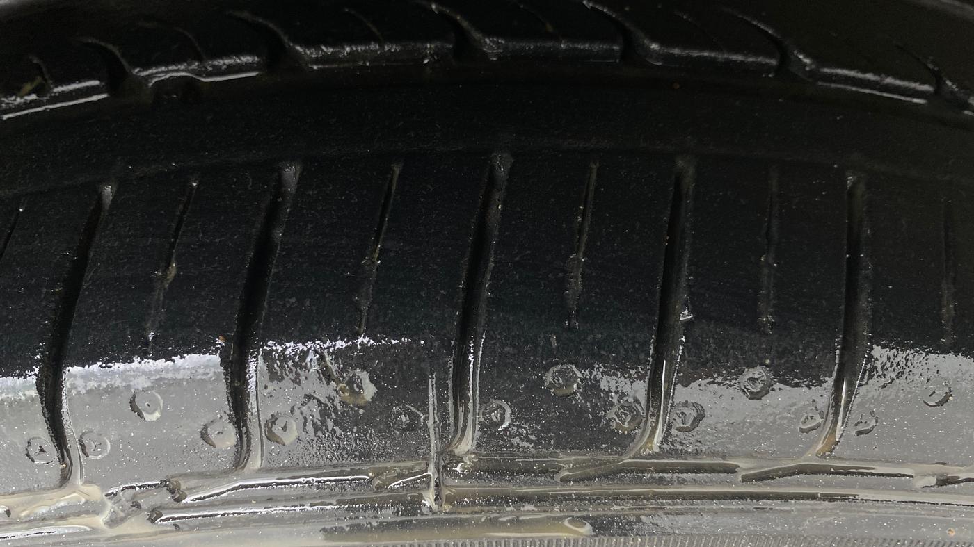 2013 Skoda Fabia ELEGANCE 1.2 MPI, Petrol, Manual, 1,19,535 km, Left Front Tyre Tread