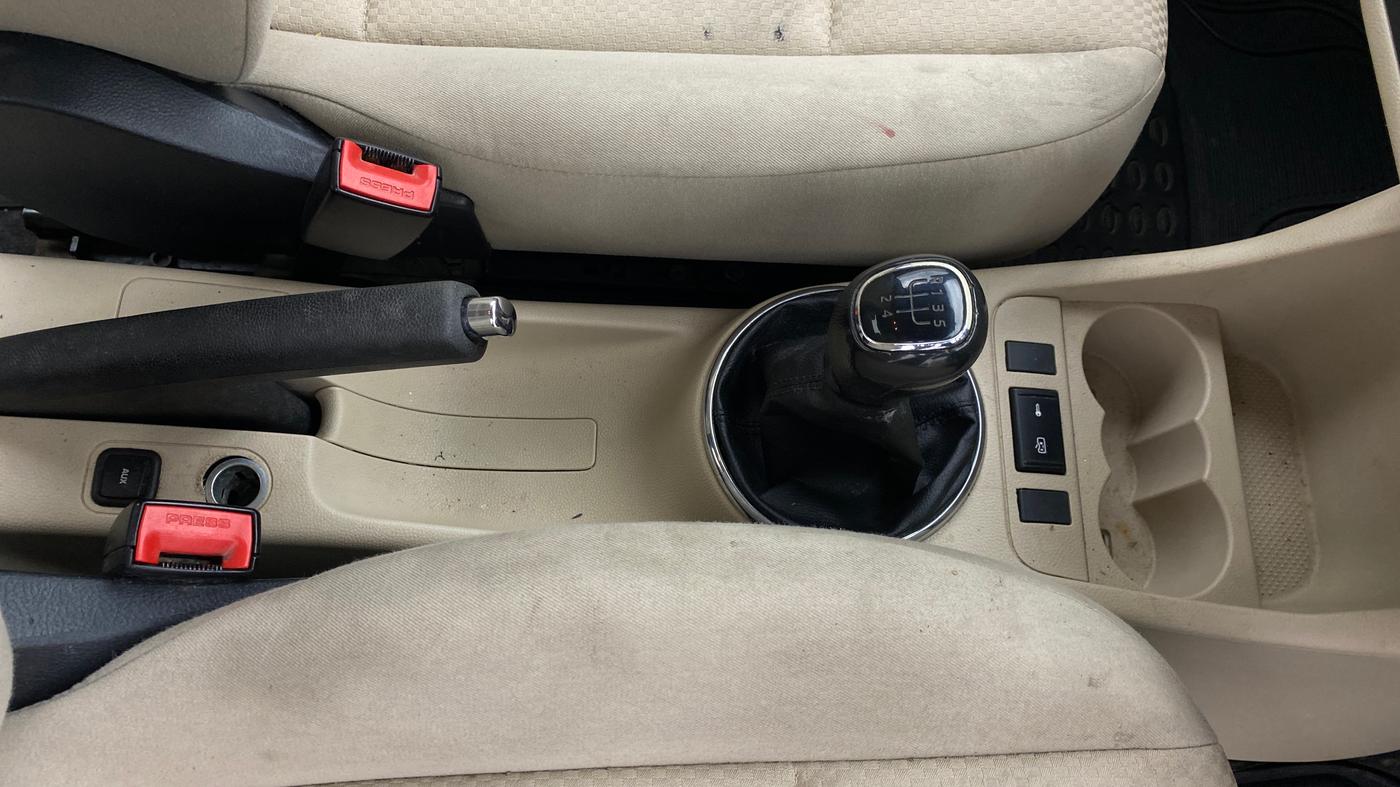 2013 Skoda Fabia ELEGANCE 1.2 MPI, Petrol, Manual, 1,19,535 km, Gear Lever
