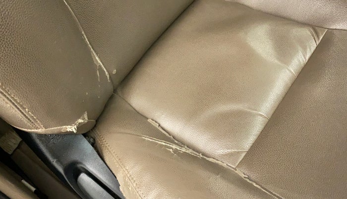 2015 Toyota Innova 2.5 GX 8 STR, Diesel, Manual, 82,593 km, Driver seat - Seat cover minor torn
