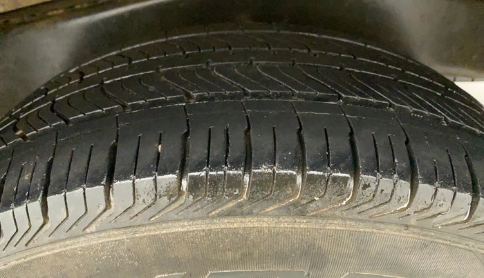 2015 Toyota Innova 2.5 GX 8 STR, Diesel, Manual, 82,593 km, Left Rear Tyre Tread