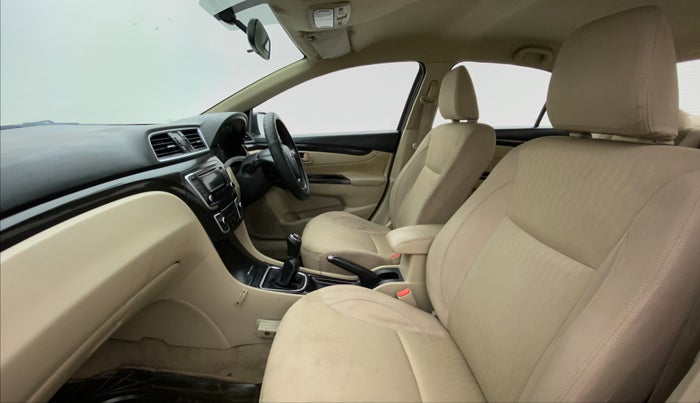 2014 Maruti Ciaz VDI PLUS, Diesel, Manual, 1,13,913 km, Right Side Front Door Cabin
