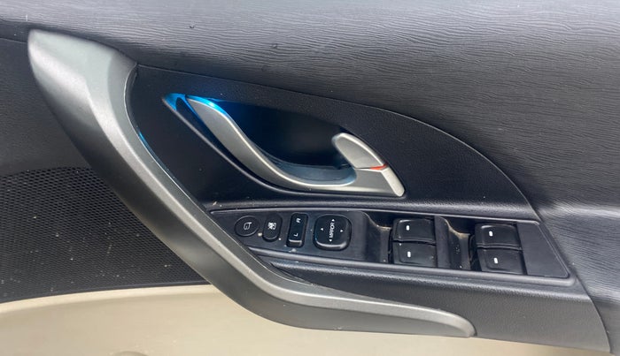 2017 Mahindra XUV500 W6 AT, Diesel, Automatic, 95,152 km, Driver Side Door Panels Control