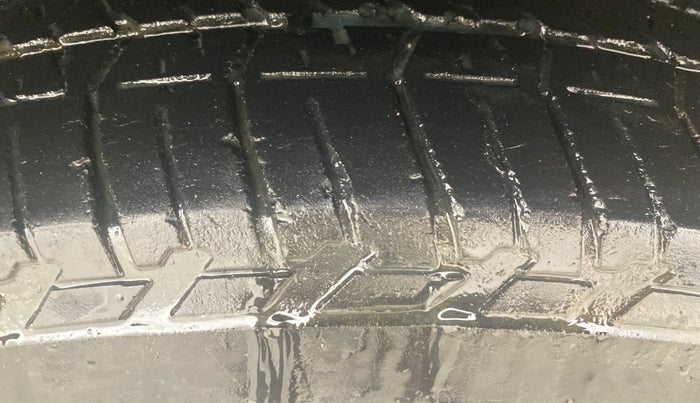 2017 Mahindra XUV500 W6 AT, Diesel, Automatic, 95,152 km, Right Front Tyre Tread