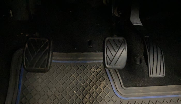 2013 Maruti Swift VXI, Petrol, Manual, 1,01,473 km, Pedals