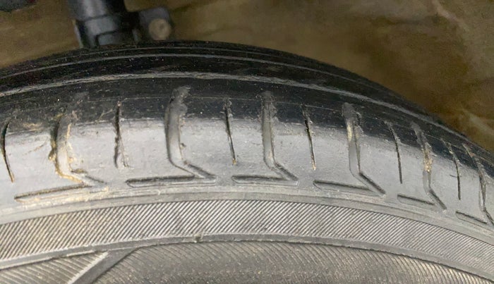 2013 Maruti Swift VXI, Petrol, Manual, 1,01,473 km, Left Front Tyre Tread