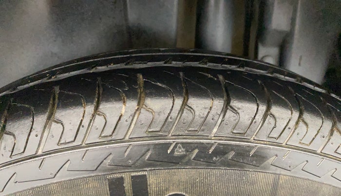 2013 Maruti Swift VXI, Petrol, Manual, 1,01,473 km, Left Rear Tyre Tread
