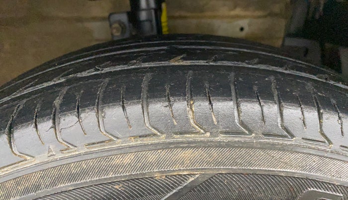 2013 Maruti Swift VXI, Petrol, Manual, 1,01,473 km, Right Front Tyre Tread