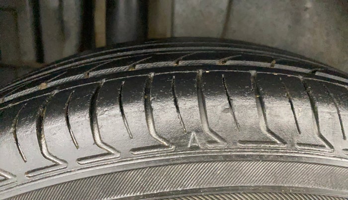 2013 Maruti Swift VXI, Petrol, Manual, 1,01,473 km, Right Rear Tyre Tread