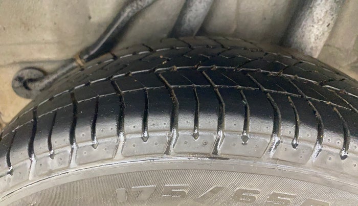 2015 Honda Amaze 1.2L I-VTEC SX, Petrol, Manual, 1,39,312 km, Left Rear Tyre Tread