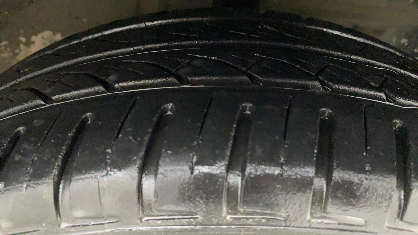 2011 Toyota Etios Liva G, CNG, Manual, 96,671 km, Right Front Tyre Tread