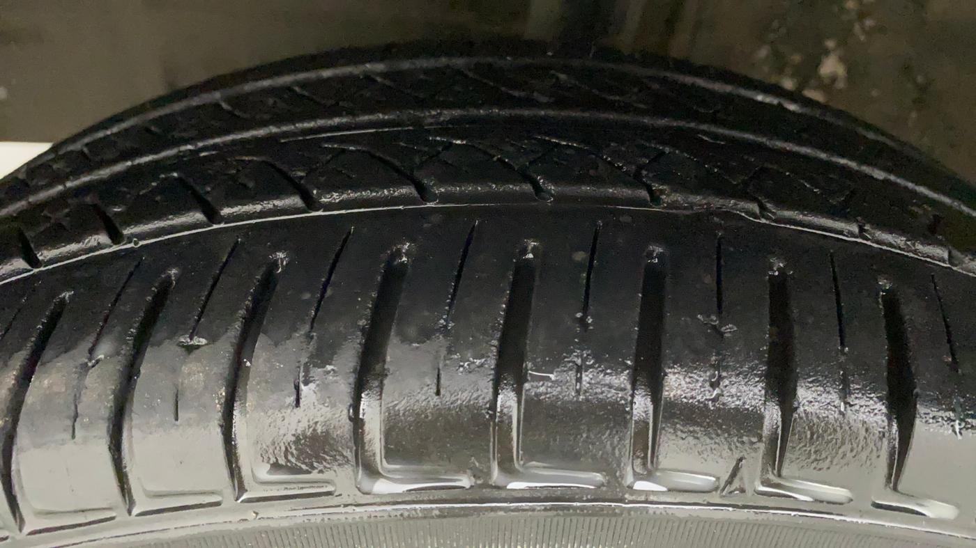 2011 Toyota Etios Liva G, CNG, Manual, 96,671 km, Left Front Tyre Tread