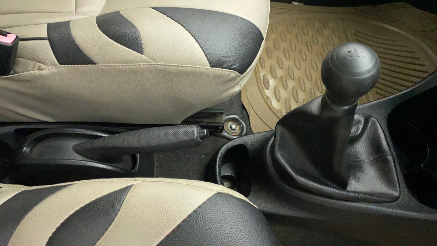 2011 Toyota Etios Liva G, CNG, Manual, 96,671 km, Gear Lever