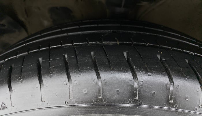 2017 Hyundai Creta SX PLUS AT 1.6 DIESEL, Diesel, Automatic, 1,00,854 km, Left Front Tyre Tread