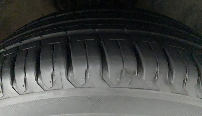 2016 Volkswagen Ameo HIGHLINE1.5L, Diesel, Manual, 1,11,610 km, Right Front Tyre Tread
