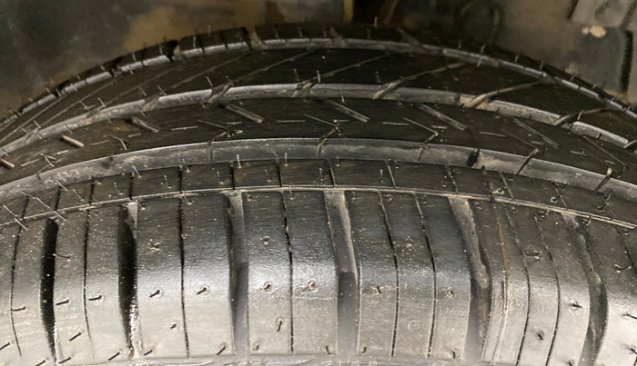 2015 Maruti Swift ZXI D, Petrol, Manual, 98,096 km, Right Front Tyre Tread