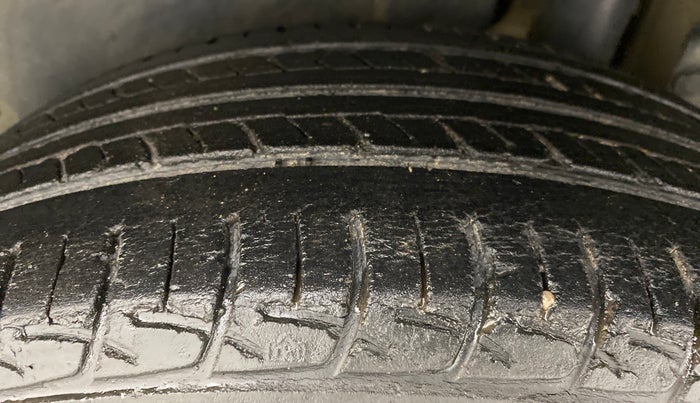 2015 Maruti Swift ZXI D, Petrol, Manual, 98,096 km, Left Rear Tyre Tread