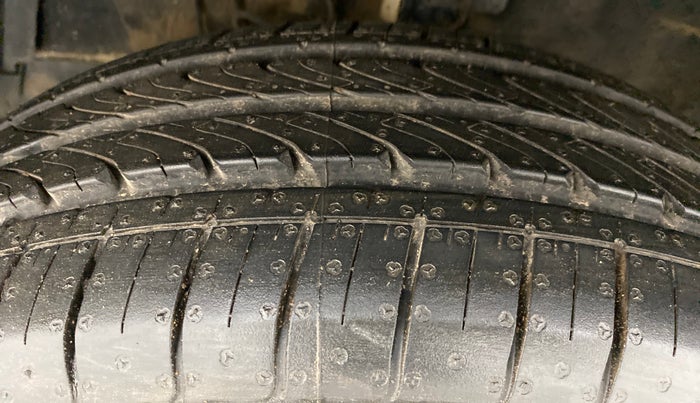 2015 Maruti Swift ZXI D, Petrol, Manual, 98,096 km, Left Front Tyre Tread