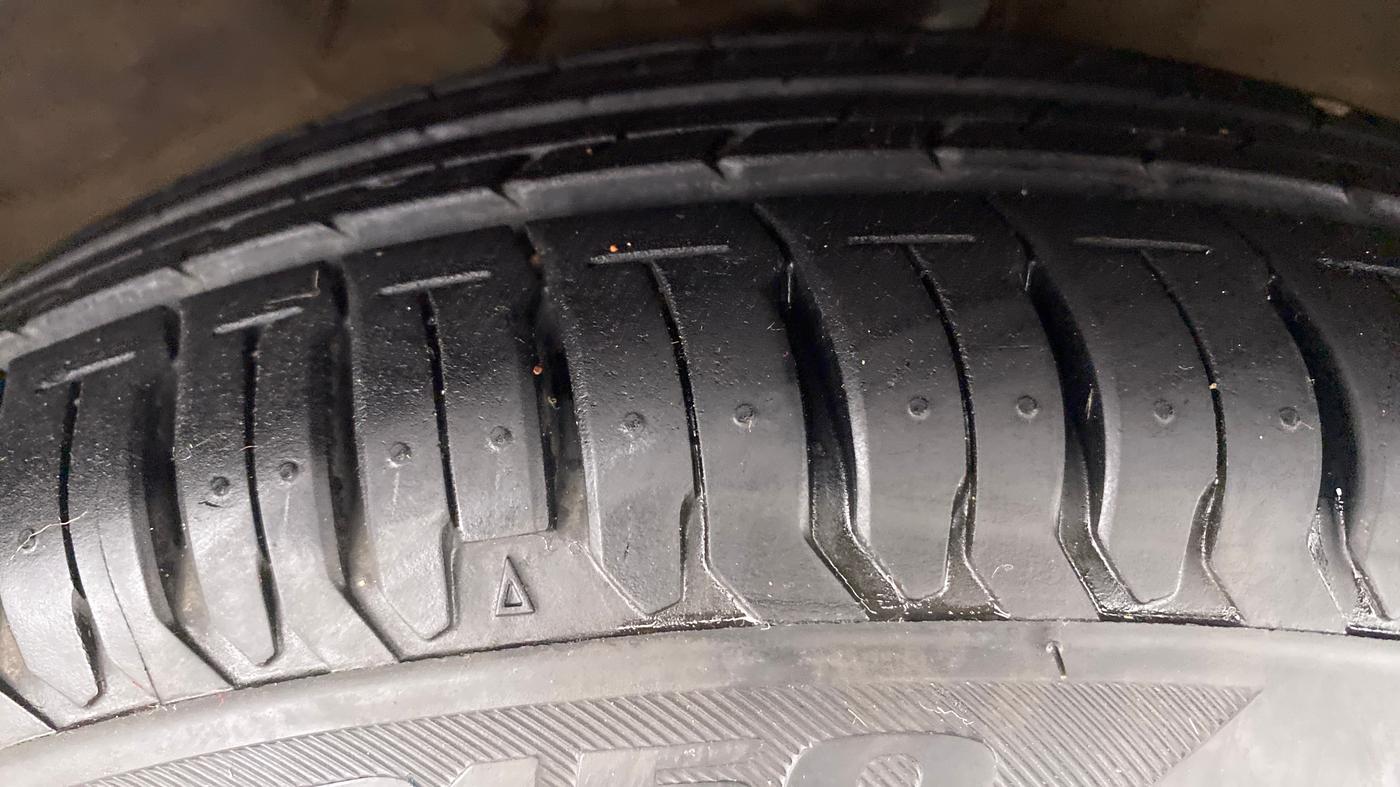 2015 Hyundai i10 SPORTZ 1.1 IRDE2, Petrol, Manual, 76,415 km, Right Front Tyre Tread