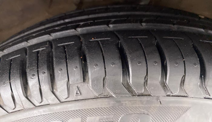 2015 Hyundai i10 SPORTZ 1.1 IRDE2, Petrol, Manual, 76,415 km, Right Front Tyre Tread