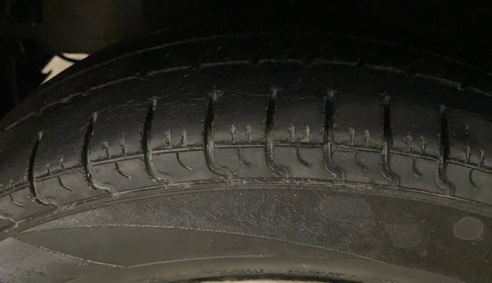 2014 Hyundai Eon D-LITE, CNG, Manual, 32,394 km, Left Front Tyre Tread