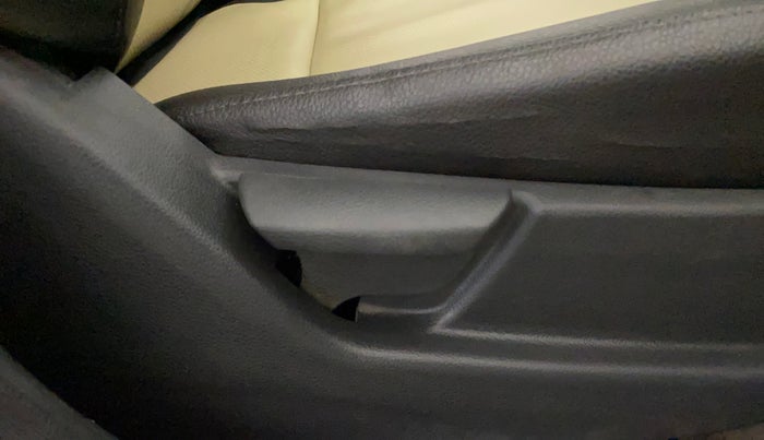 2014 Hyundai Eon D-LITE, CNG, Manual, 32,394 km, Driver Side Adjustment Panel