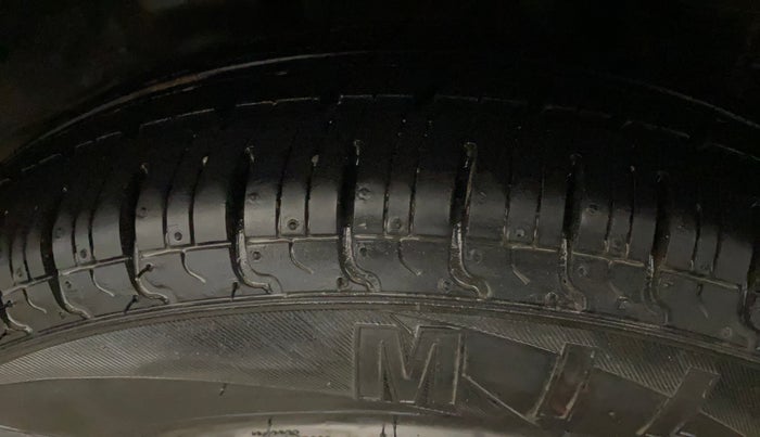 2014 Hyundai Eon D-LITE, CNG, Manual, 32,394 km, Left Rear Tyre Tread