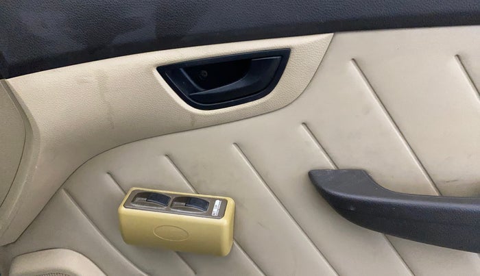 2014 Hyundai Eon D-LITE, CNG, Manual, 32,394 km, Driver Side Door Panels Control