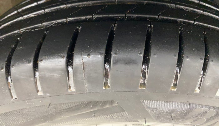 2018 Maruti Ciaz DELTA 1.5 SHVS MT PETROL, Petrol, Manual, 1,23,475 km, Right Front Tyre Tread