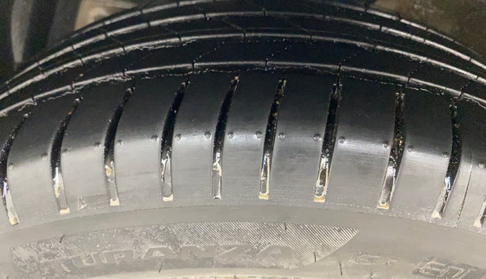 2018 Maruti Ciaz DELTA 1.5 SHVS MT PETROL, Petrol, Manual, 1,23,475 km, Left Front Tyre Tread