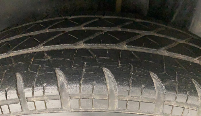 2011 Maruti Swift LXI, Petrol, Manual, 26,942 km, Left Rear Tyre Tread