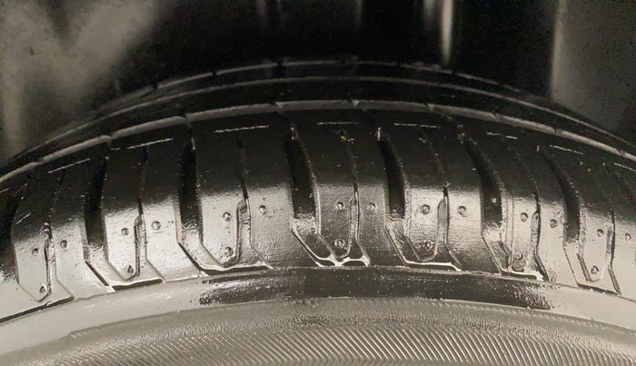 2018 Maruti Ciaz ALPHA  AT 1.5 SHVS PETROL, Petrol, Automatic, 67,760 km, Left Rear Tyre Tread