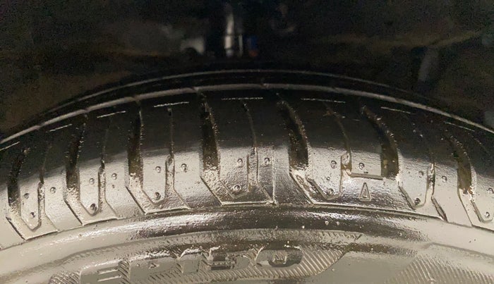 2018 Maruti Ciaz ALPHA  AT 1.5 SHVS PETROL, Petrol, Automatic, 67,760 km, Right Front Tyre Tread