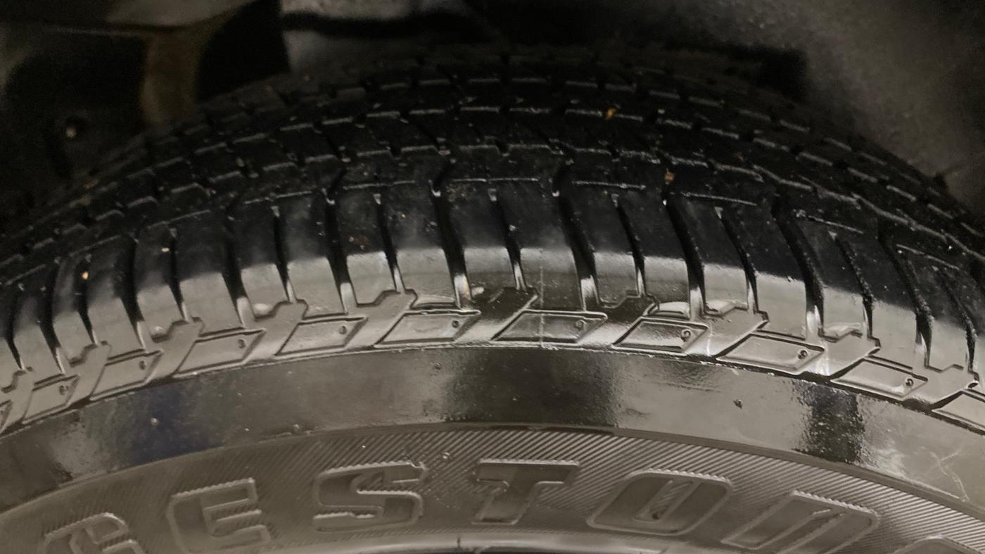 2021 Mahindra XUV500 W7 AT, Diesel, Automatic, 1,25,597 km, Right Rear Tyre Tread
