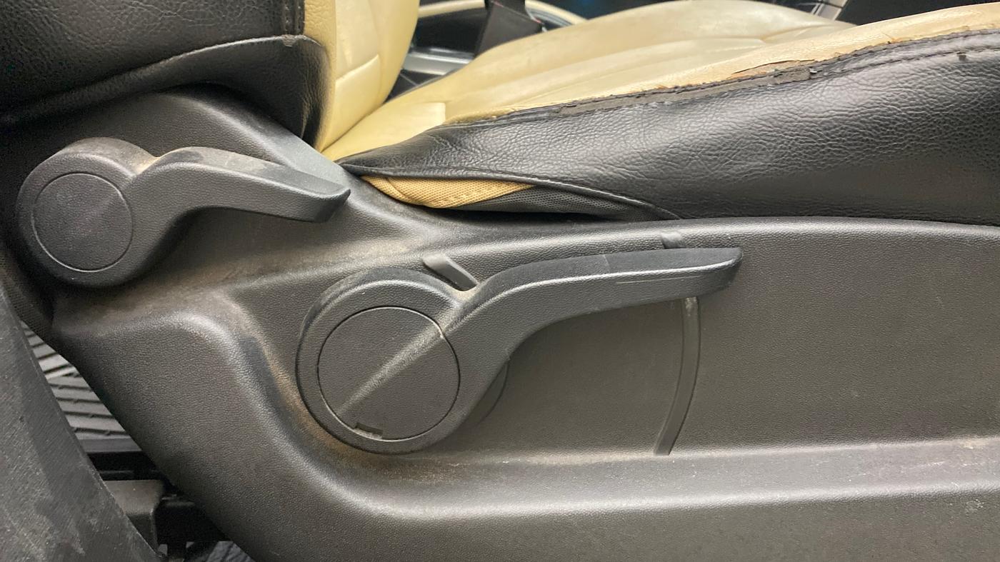 2021 Mahindra XUV500 W7 AT, Diesel, Automatic, 1,25,597 km, Driver Side Adjustment Panel