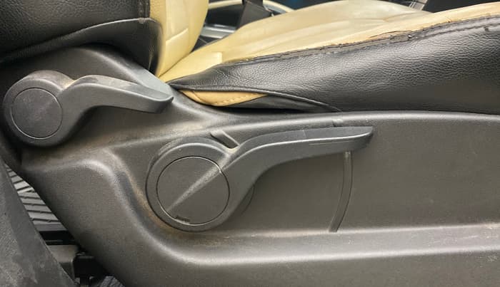 2021 Mahindra XUV500 W7 AT, Diesel, Automatic, 1,25,597 km, Driver Side Adjustment Panel