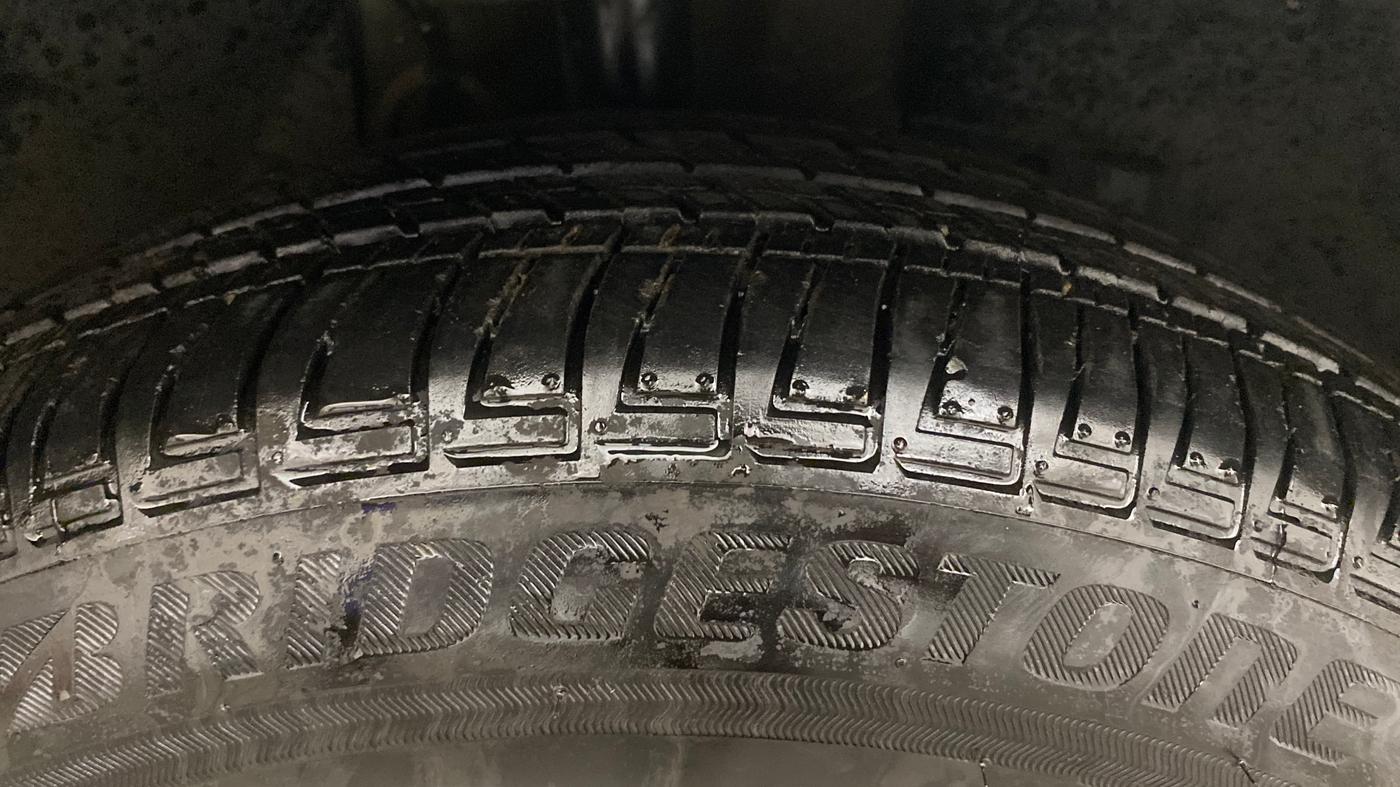 2021 Mahindra XUV500 W7 AT, Diesel, Automatic, 1,25,597 km, Right Front Tyre Tread