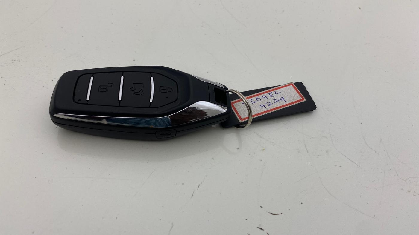 2021 Mahindra XUV500 W7 AT, Diesel, Automatic, 1,25,597 km, Key Close Up