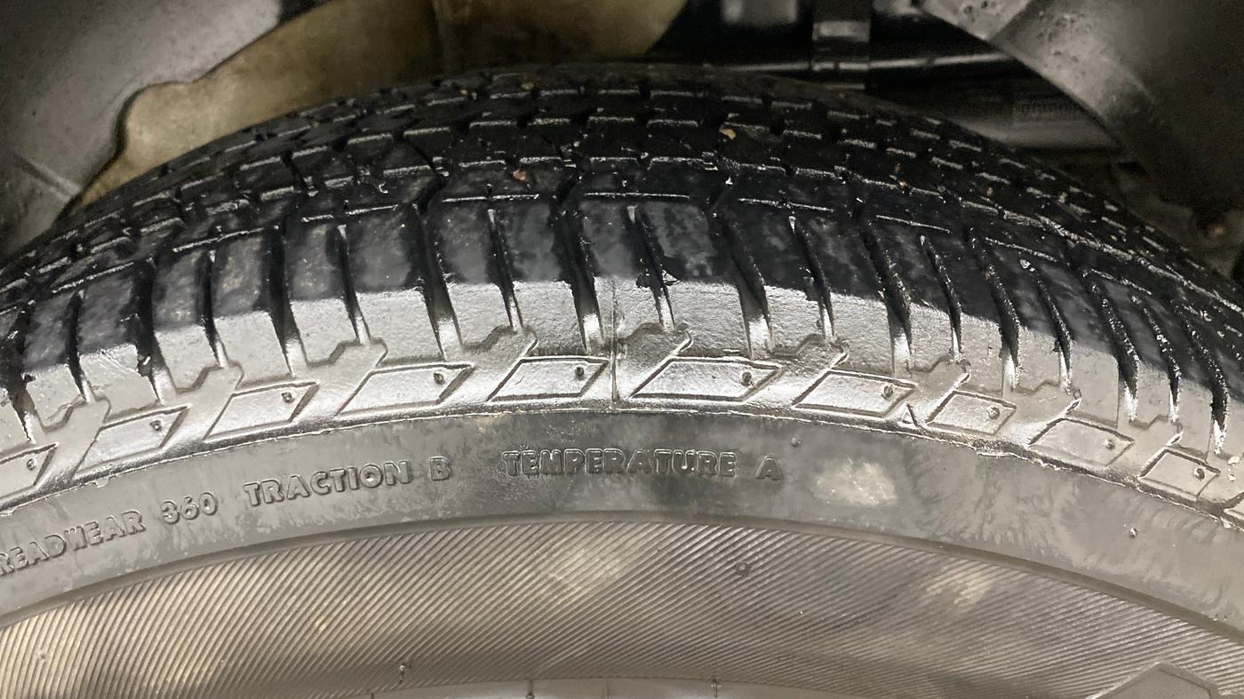 2021 Mahindra XUV500 W7 AT, Diesel, Automatic, 1,25,597 km, Left Rear Tyre Tread