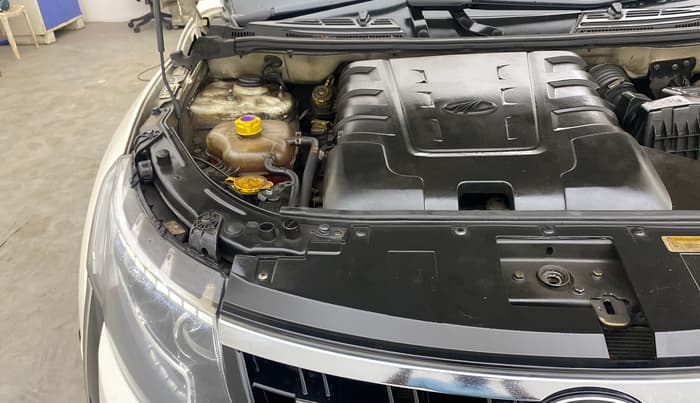 2021 Mahindra XUV500 W7 AT, Diesel, Automatic, 1,25,597 km, Engine View - Right