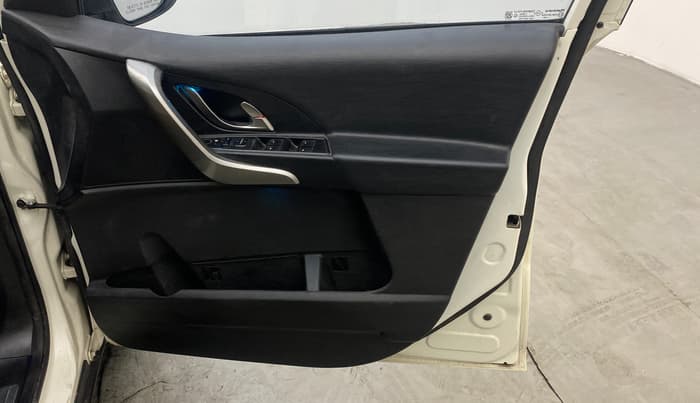 2021 Mahindra XUV500 W7 AT, Diesel, Automatic, 1,25,597 km, Driver Side Door Panels Control