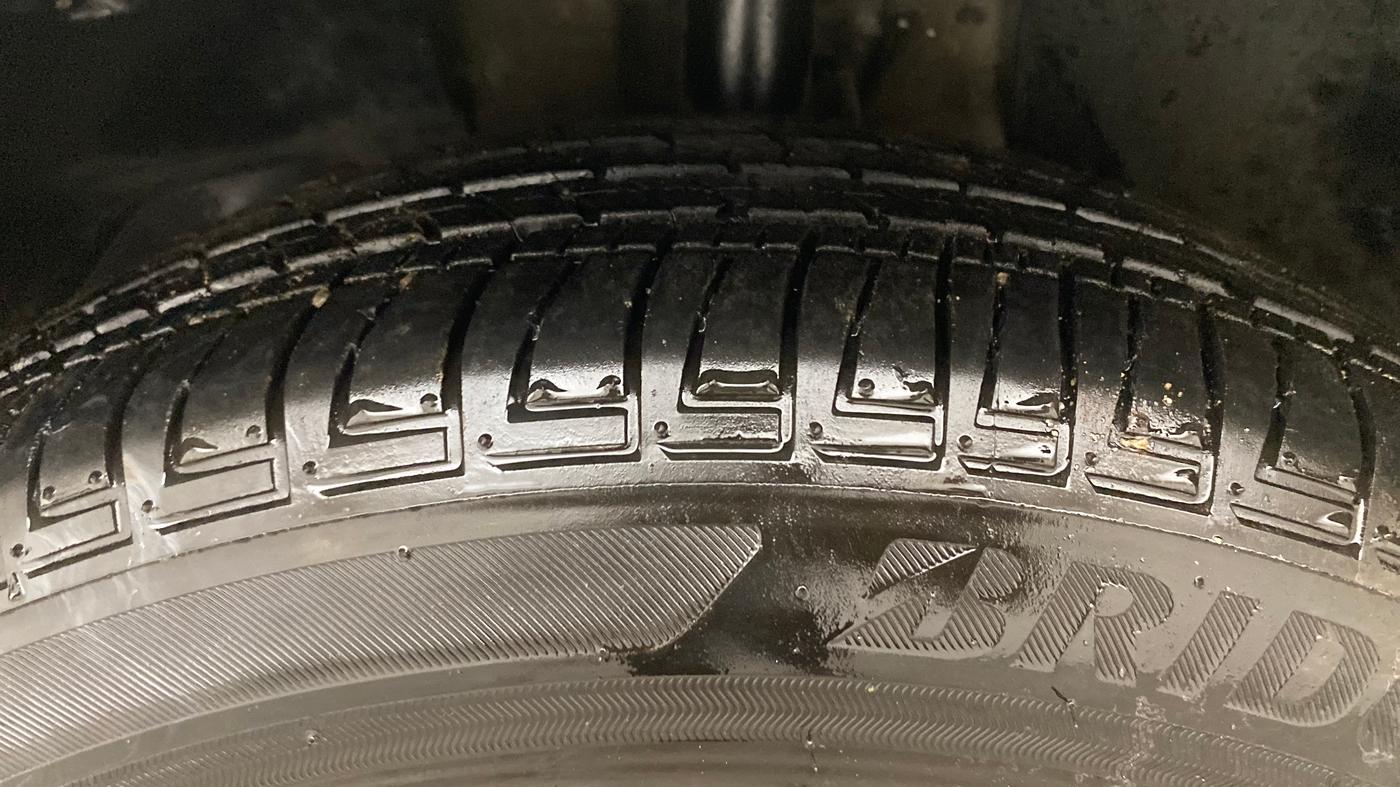 2021 Mahindra XUV500 W7 AT, Diesel, Automatic, 1,25,597 km, Left Front Tyre Tread