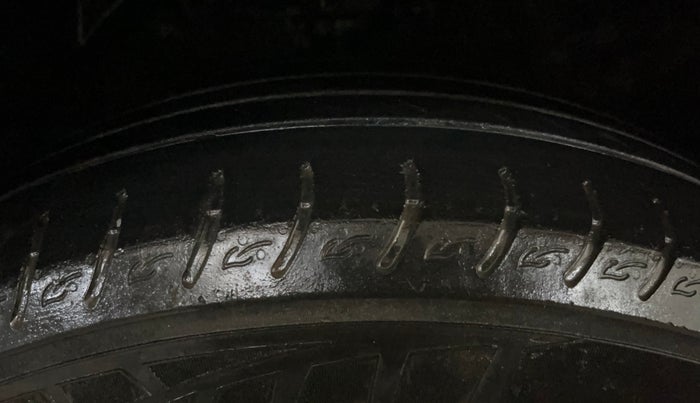 2020 Mahindra XUV300 W4 1.2 PETROL, Petrol, Manual, 76,769 km, Right Front Tyre Tread