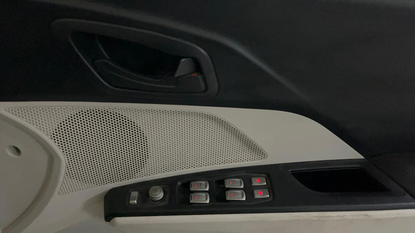 2020 Mahindra XUV300 W4 1.2 PETROL, Petrol, Manual, 76,769 km, Driver Side Door Panels Control